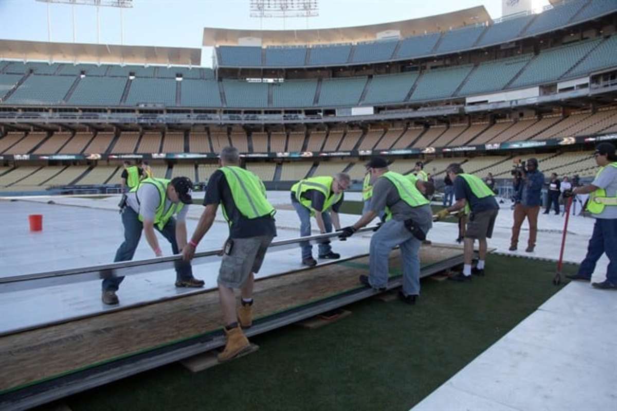 The Great One in centre field: Wayne Gretzky heralds NHL's outdoor game at  Dodger Stadium - The Hockey News