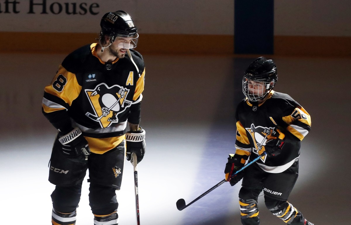 Kris Letang Reacts To Pittsburgh Penguins' Ceremony For 1,000th Game ...