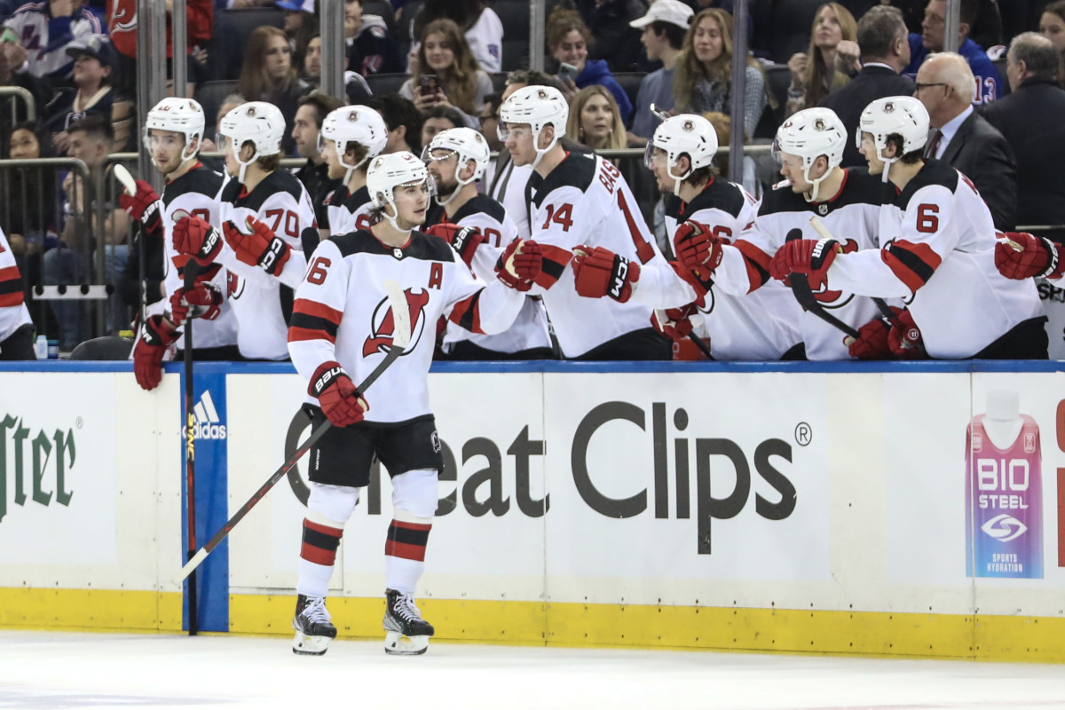 Devils beat lowly Blackhawks, move within 3 wins of crazy