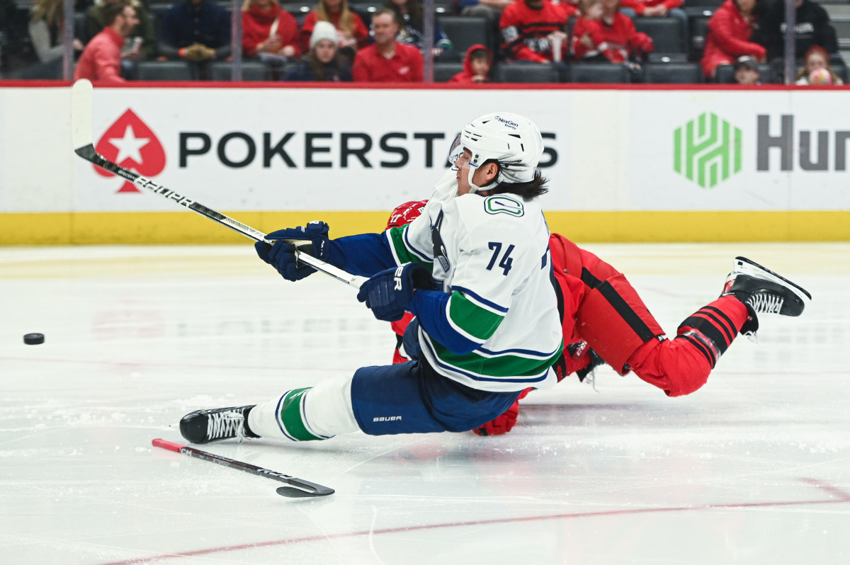 Canucks Defenseman Ethan Bear Drops Ceremonial Puck At Memorial Cup ...