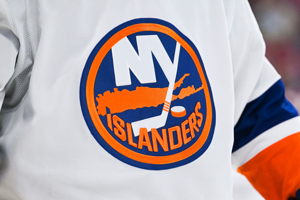 Islanders Players, Fans React to the Return of the Fisherman