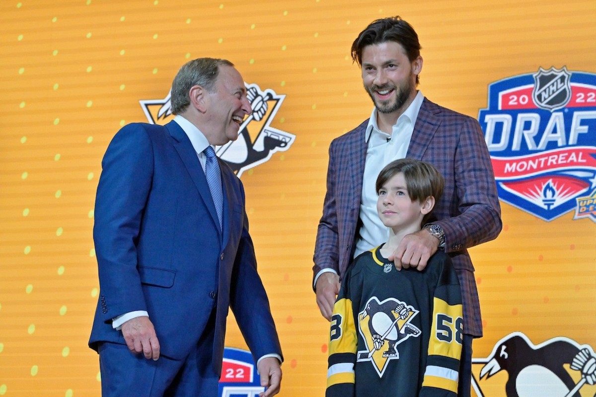 Fun Moment Between Kris Letang and His Son Alex at the 2022 NHL