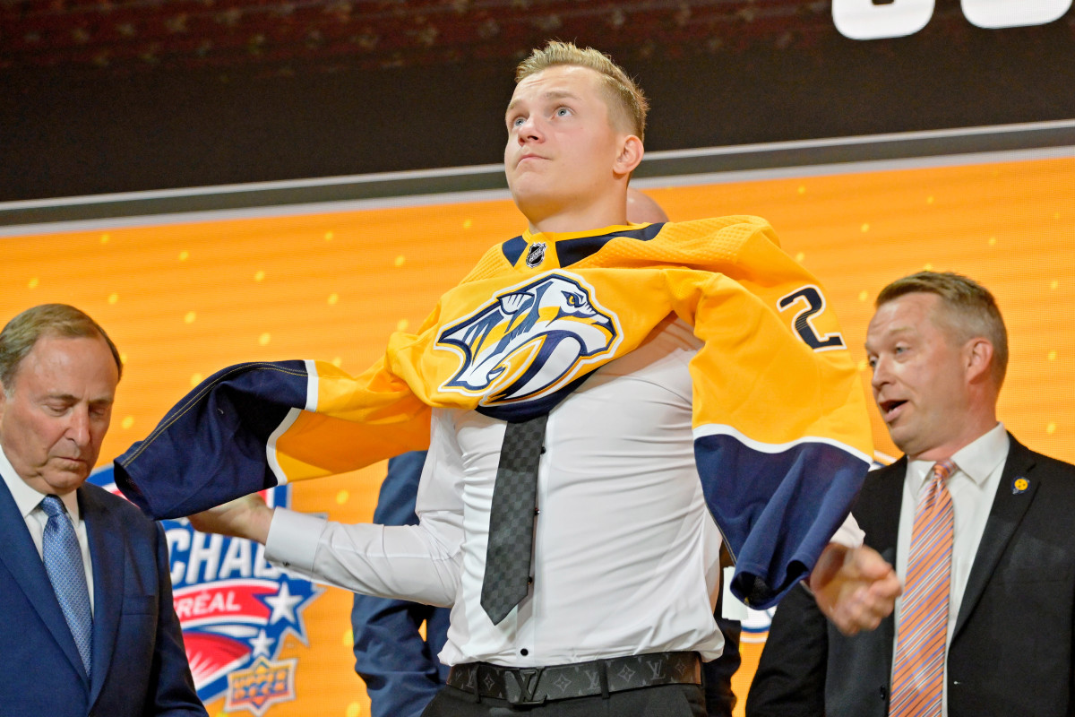 Garth Brooks Entertains Nashville Hockey Team