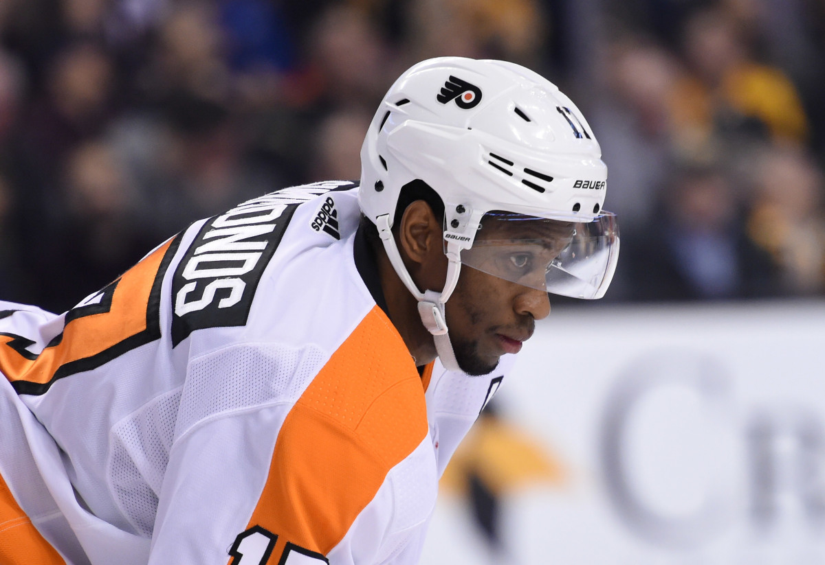 Philadelphia Flyers right wing Wayne Simmonds (17) gets set for a face-off during the first period against the Boston Bruins at TD Garden.