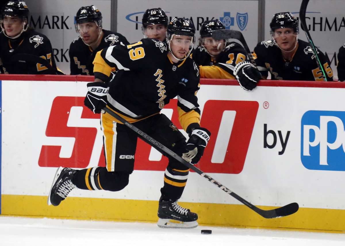 Feb 22, 2024; Pittsburgh, Pennsylvania, USA; Pittsburgh Penguins right wing Reilly Smith (19) moves the puck against the Montreal Canadiens during the first period at PPG Paints Arena. Mandatory Credit: Charles LeClaire-USA TODAY Sports