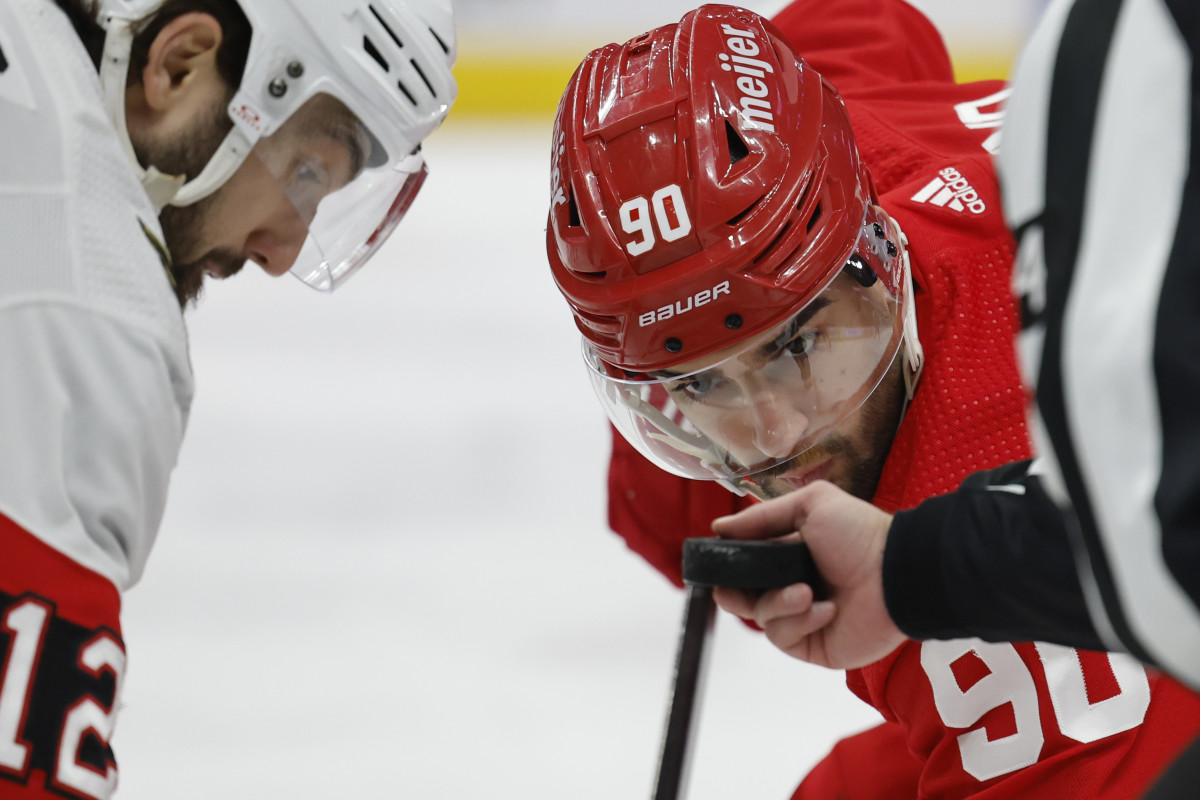 Detroit Red Wings center Joe Veleno (90)