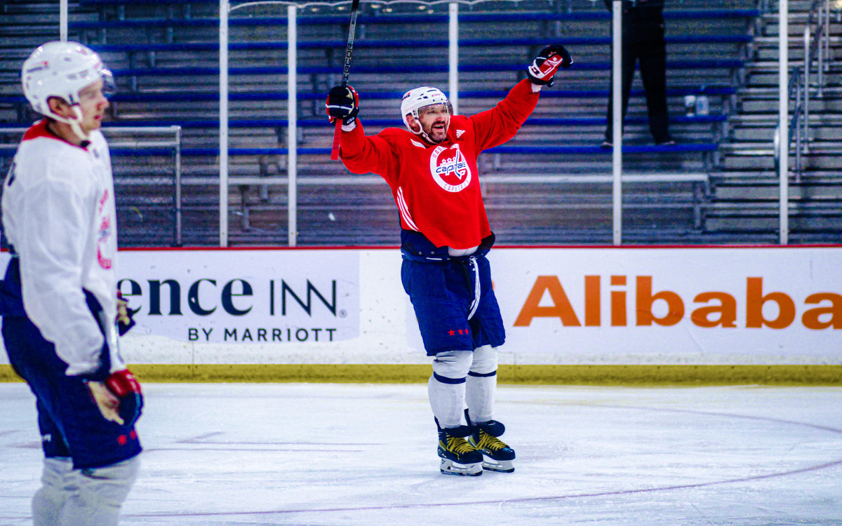 Washington Capitals' Charlie Lindgren plays during a preseason NHL