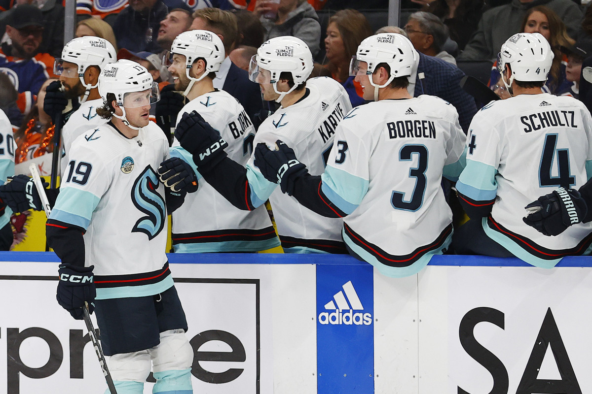 Seattle Kraken Forward Matty Beniers, Head Coach Dave Hakstol Up