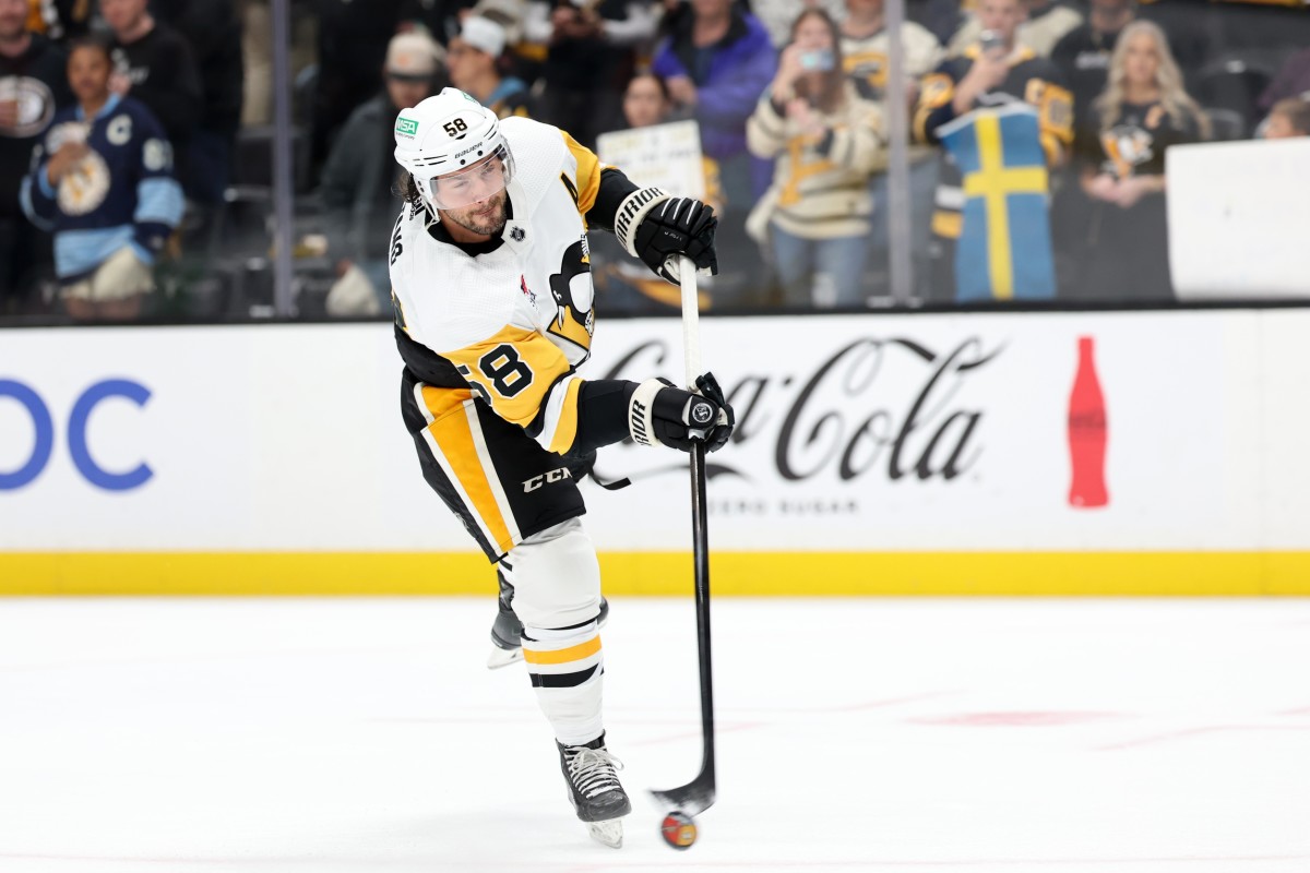 Pittsburgh Penguins Kris Letang Records 700th Career Point The Hockey