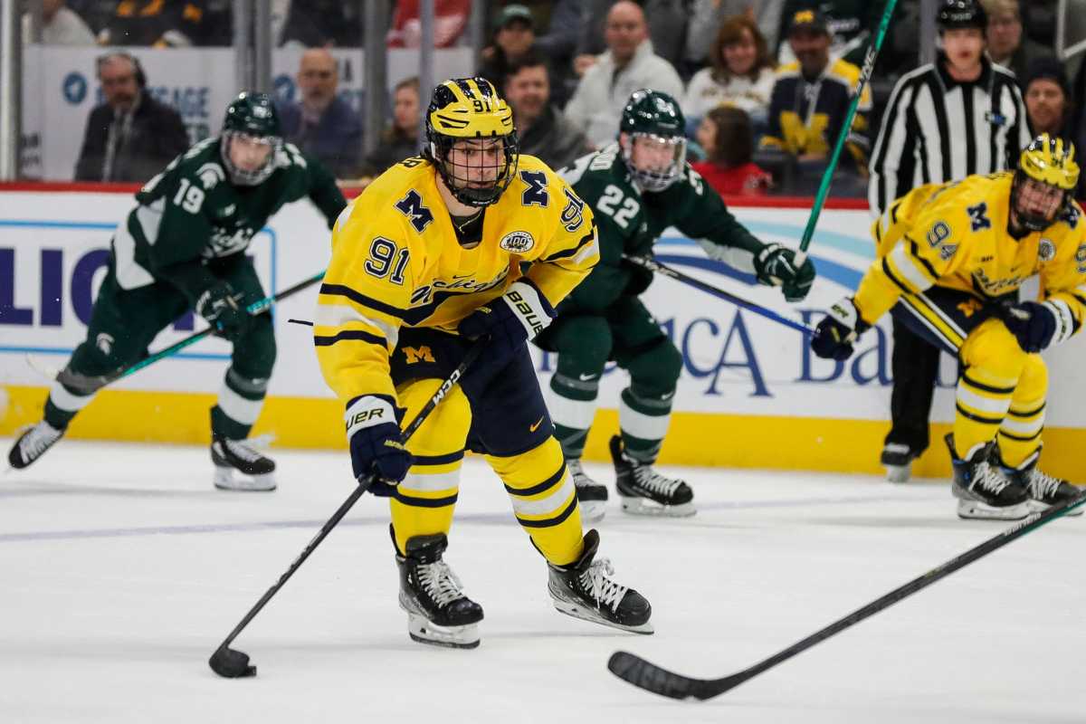 Michigan's Frank Nazar Signs With The Blackhawks - The Hockey News NCAA